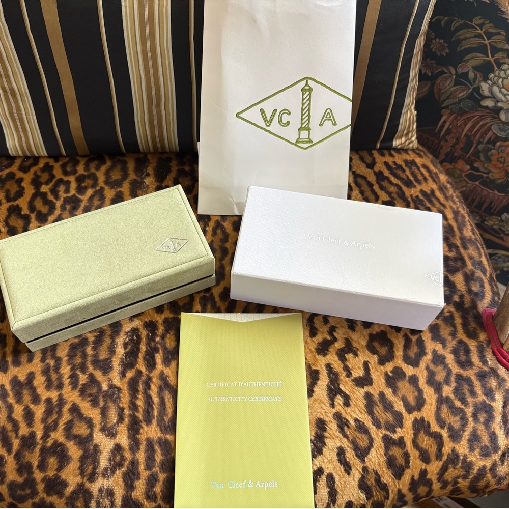 Van Cleef & Arpels Green and White Packaging Set